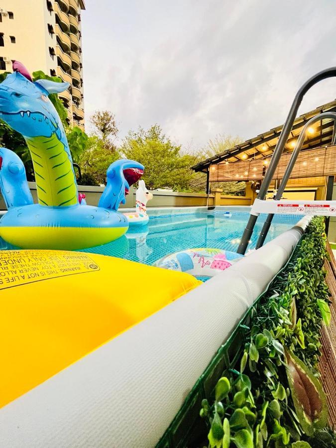 Cozy Family Escape By Stayco - Pool, Ktv, Outdoor Cinema & Jacuzzi - Just 2 Mins To Beach Batu Ferringhi Zewnętrze zdjęcie