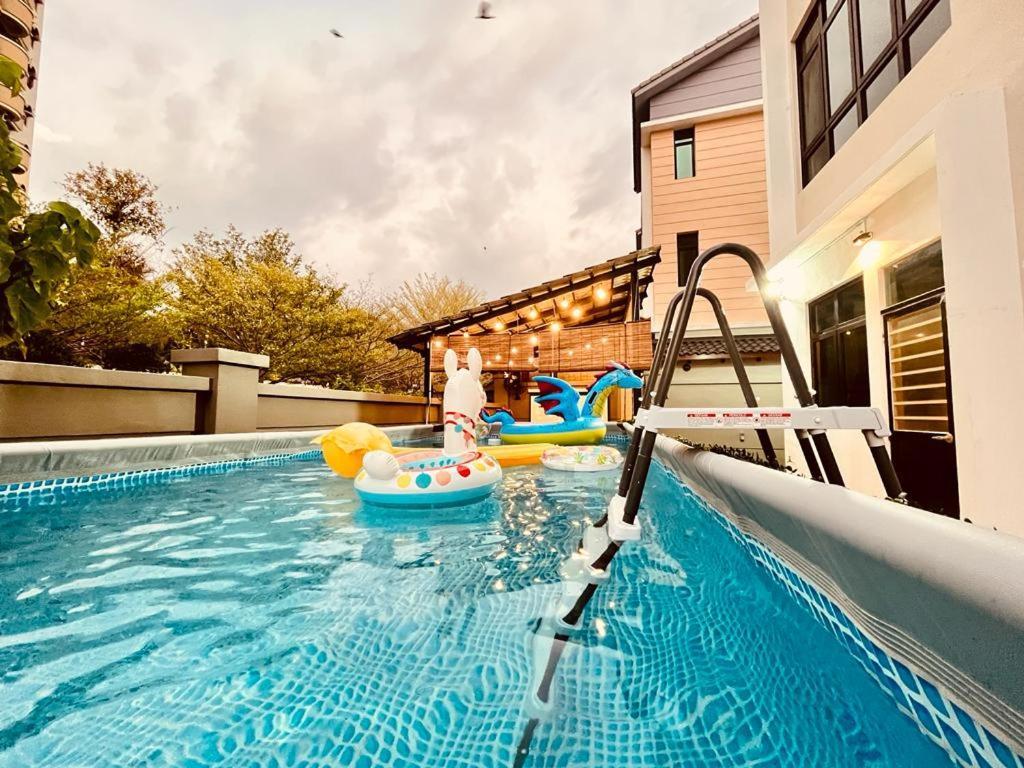 Cozy Family Escape By Stayco - Pool, Ktv, Outdoor Cinema & Jacuzzi - Just 2 Mins To Beach Batu Ferringhi Zewnętrze zdjęcie